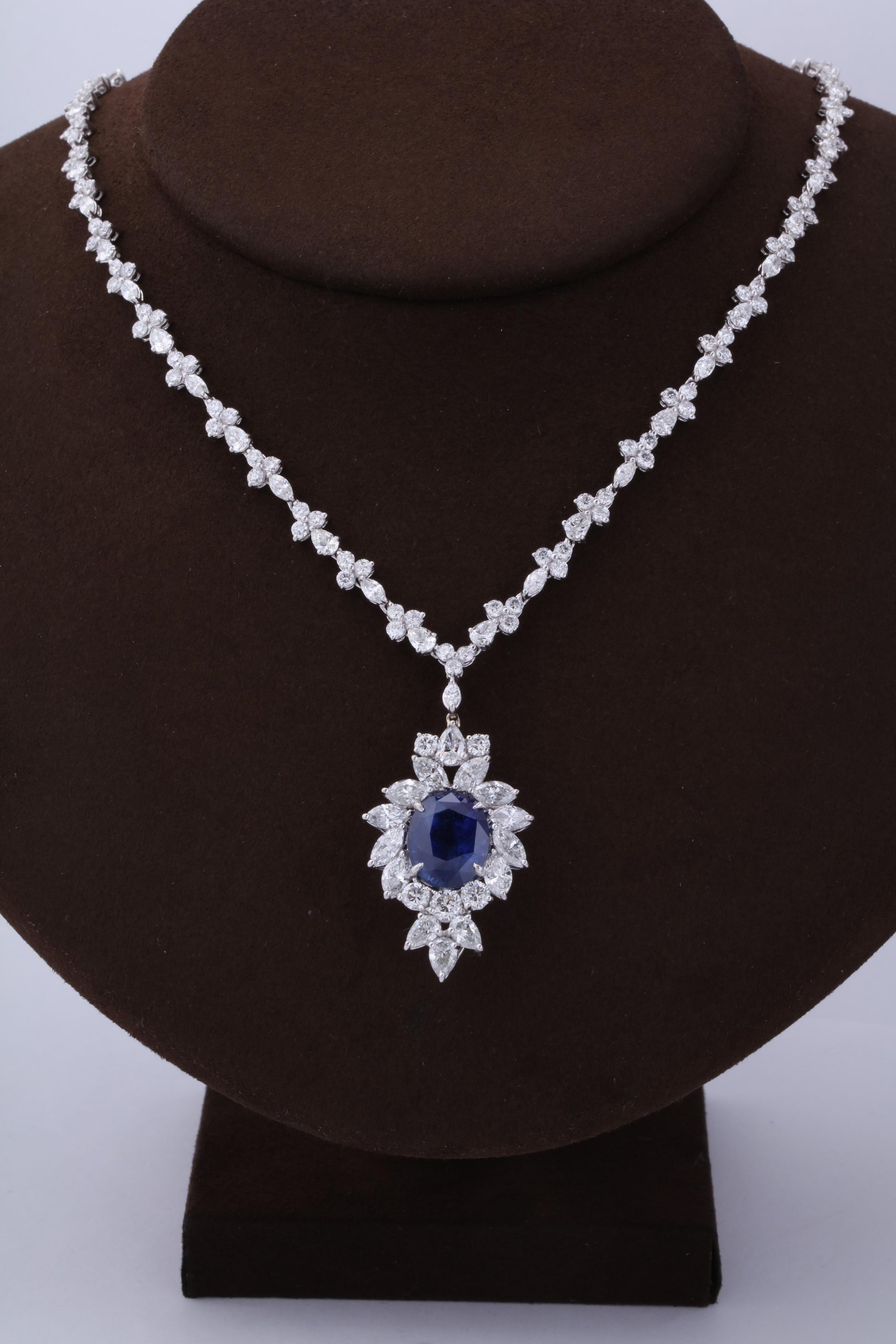 https://a.1stdibscdn.com/vivid-blue-ceylon-sapphire-and-diamond-pendant-necklace-for-sale-picture-3/0/j_56032021544653090604/6R1A3347_master.jpg
