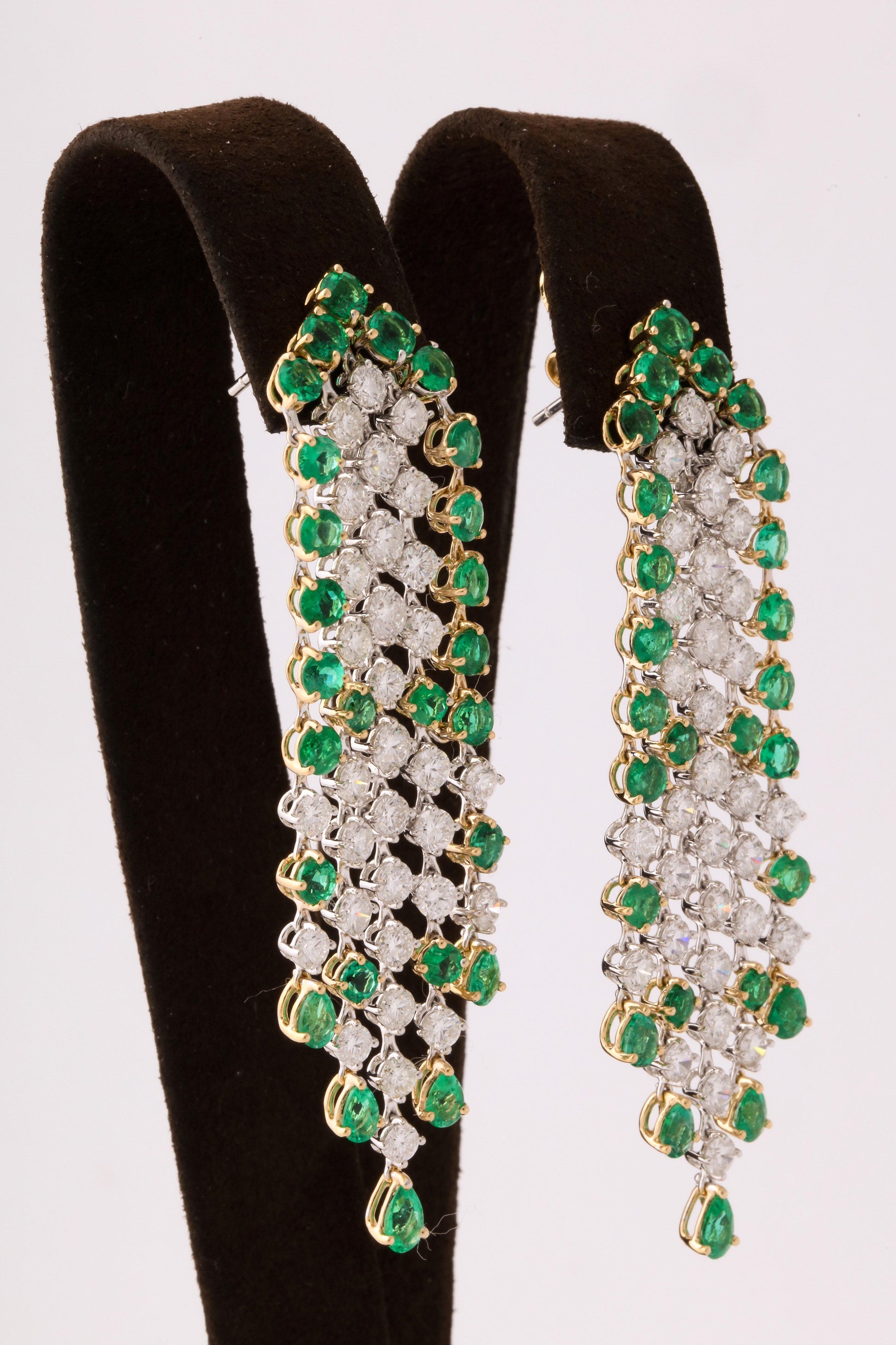 https://a.1stdibscdn.com/green-emerald-and-diamond-earrings-for-sale-picture-4/1722654/j_57882721549643438620/6R1A3532_org_master.jpg