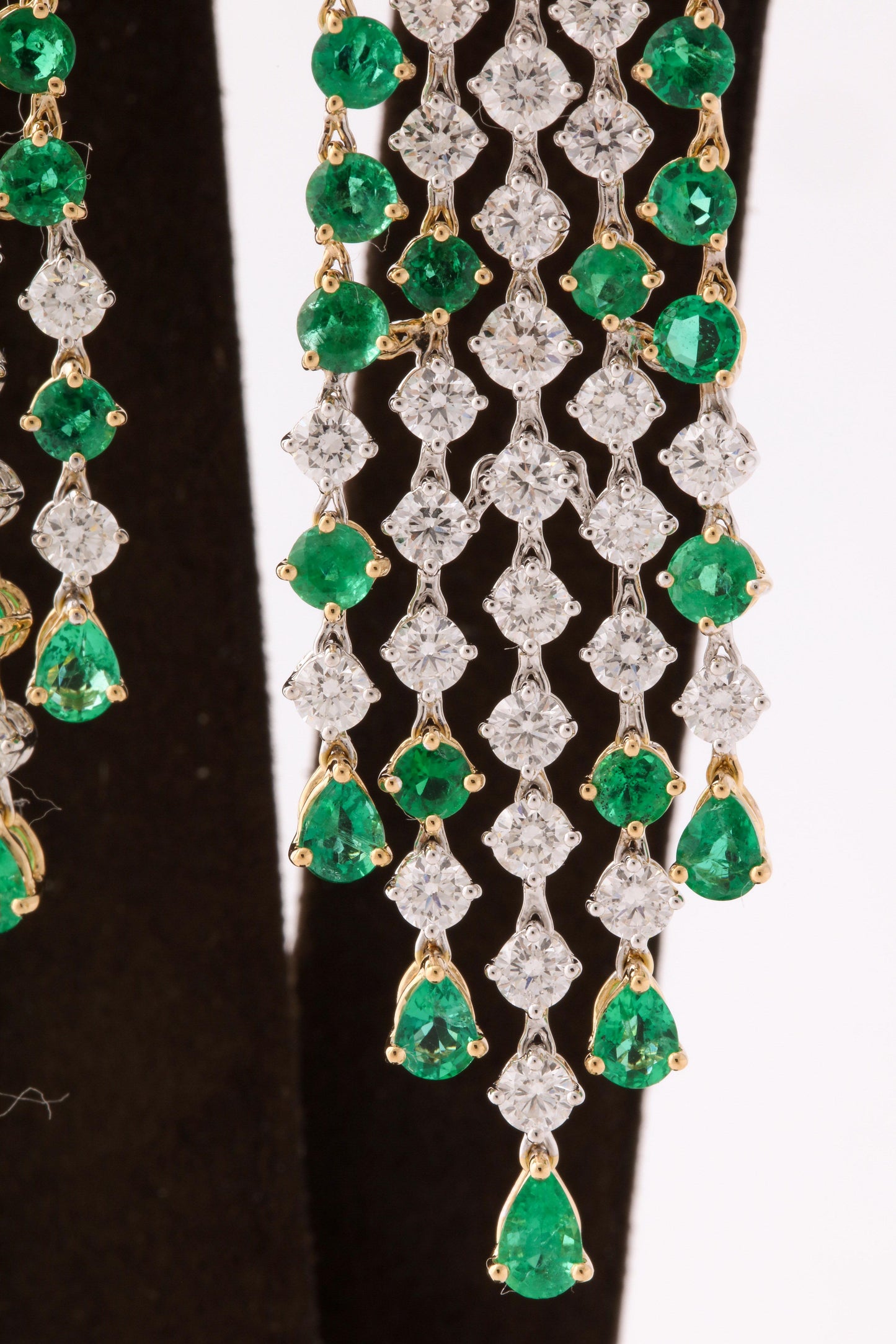 https://a.1stdibscdn.com/green-emerald-and-diamond-earrings-for-sale-picture-6/1722654/j_57882721549643444585/6R1A3536_org_master.jpg