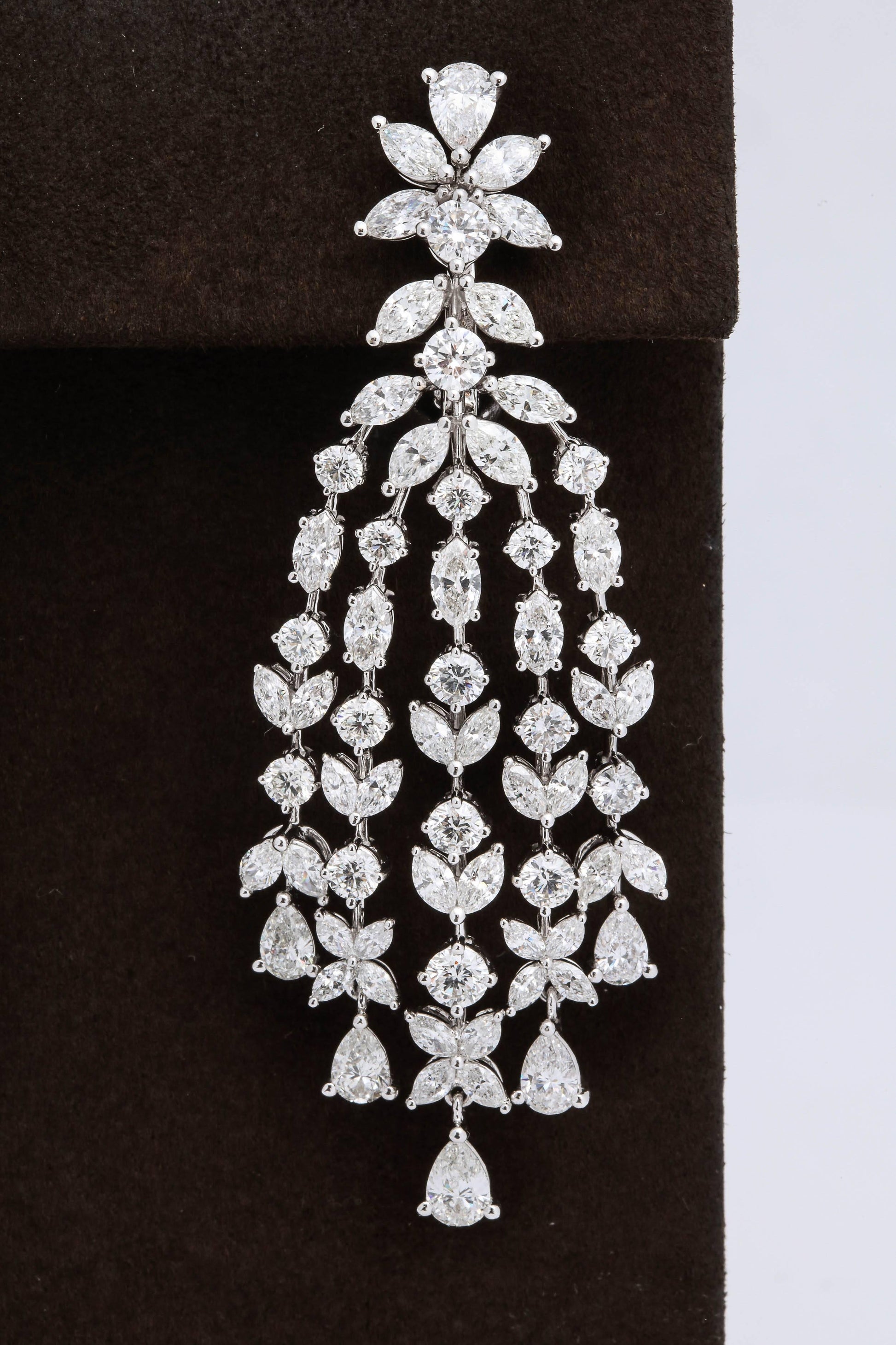 https://a.1stdibscdn.com/grand-diamond-chandelier-dangle-earrings-for-sale-picture-2/archivesE/upload/0/j_39735411520444501695/6R1A4056_master.jpg