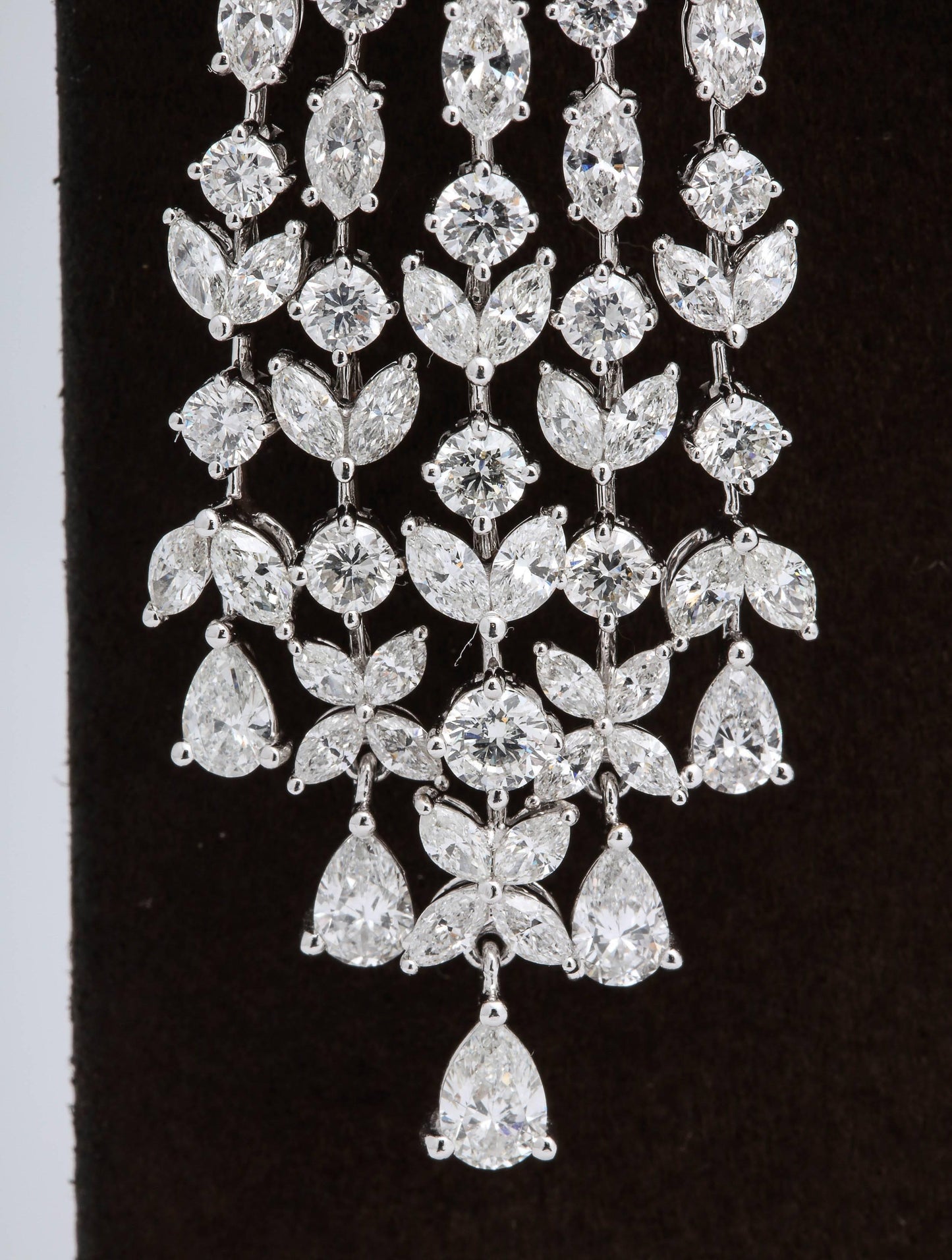 https://a.1stdibscdn.com/grand-diamond-chandelier-dangle-earrings-for-sale-picture-3/archivesE/upload/0/j_39735411520444503090/6R1A4058_master.jpg