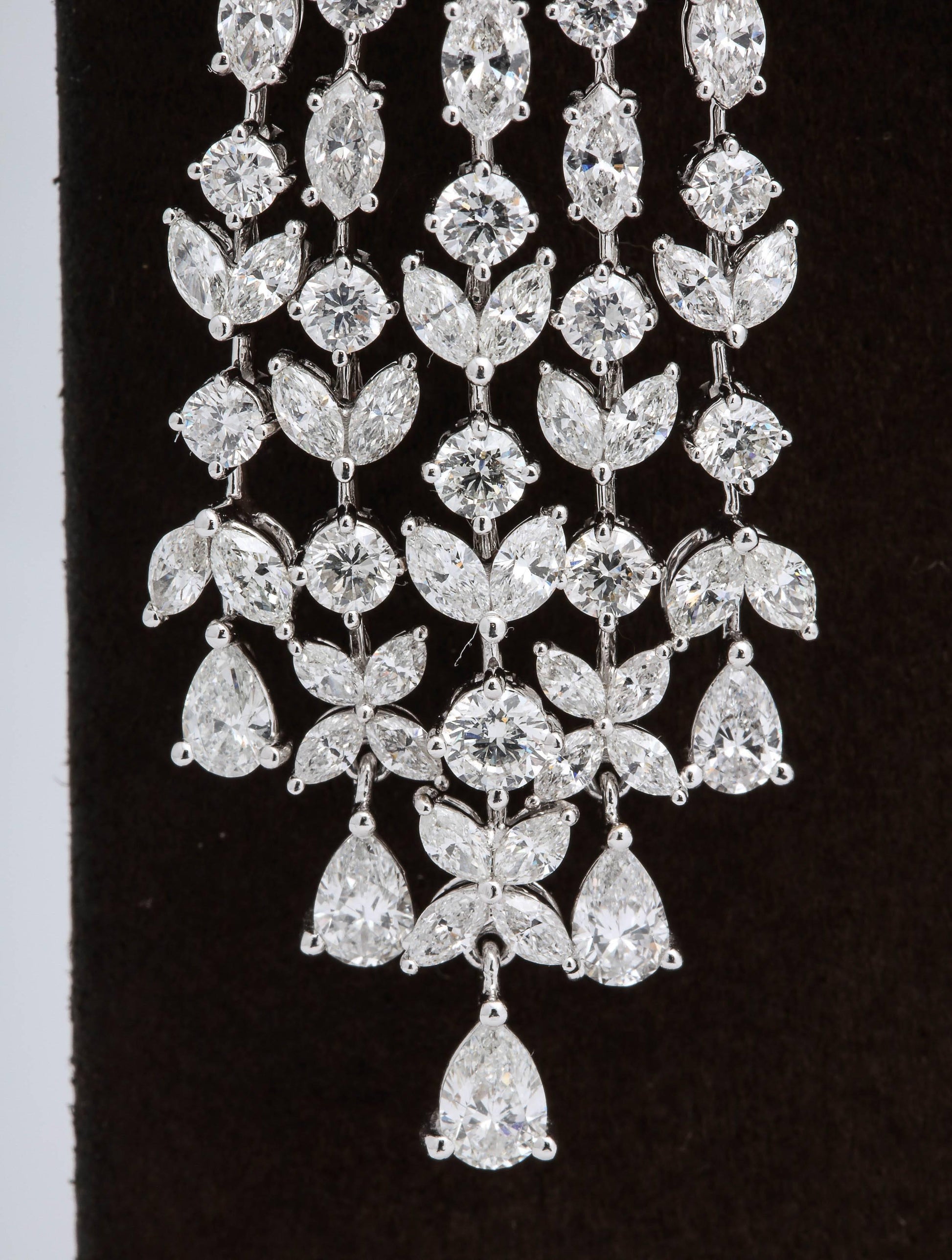 https://a.1stdibscdn.com/grand-diamond-chandelier-dangle-earrings-for-sale-picture-3/archivesE/upload/0/j_39735411520444503090/6R1A4058_master.jpg