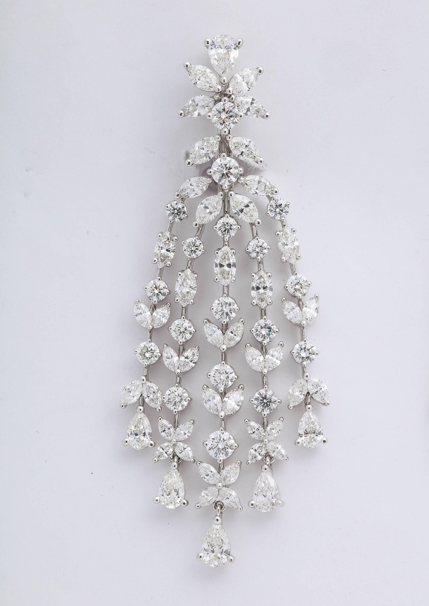 https://a.1stdibscdn.com/grand-diamond-chandelier-dangle-earrings-for-sale-picture-6/archivesE/upload/0/j_39735411520444506519/6R1A4063_master.jpg
