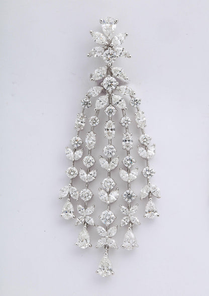 https://a.1stdibscdn.com/grand-diamond-chandelier-dangle-earrings-for-sale-picture-6/archivesE/upload/0/j_39735411520444506519/6R1A4063_master.jpg