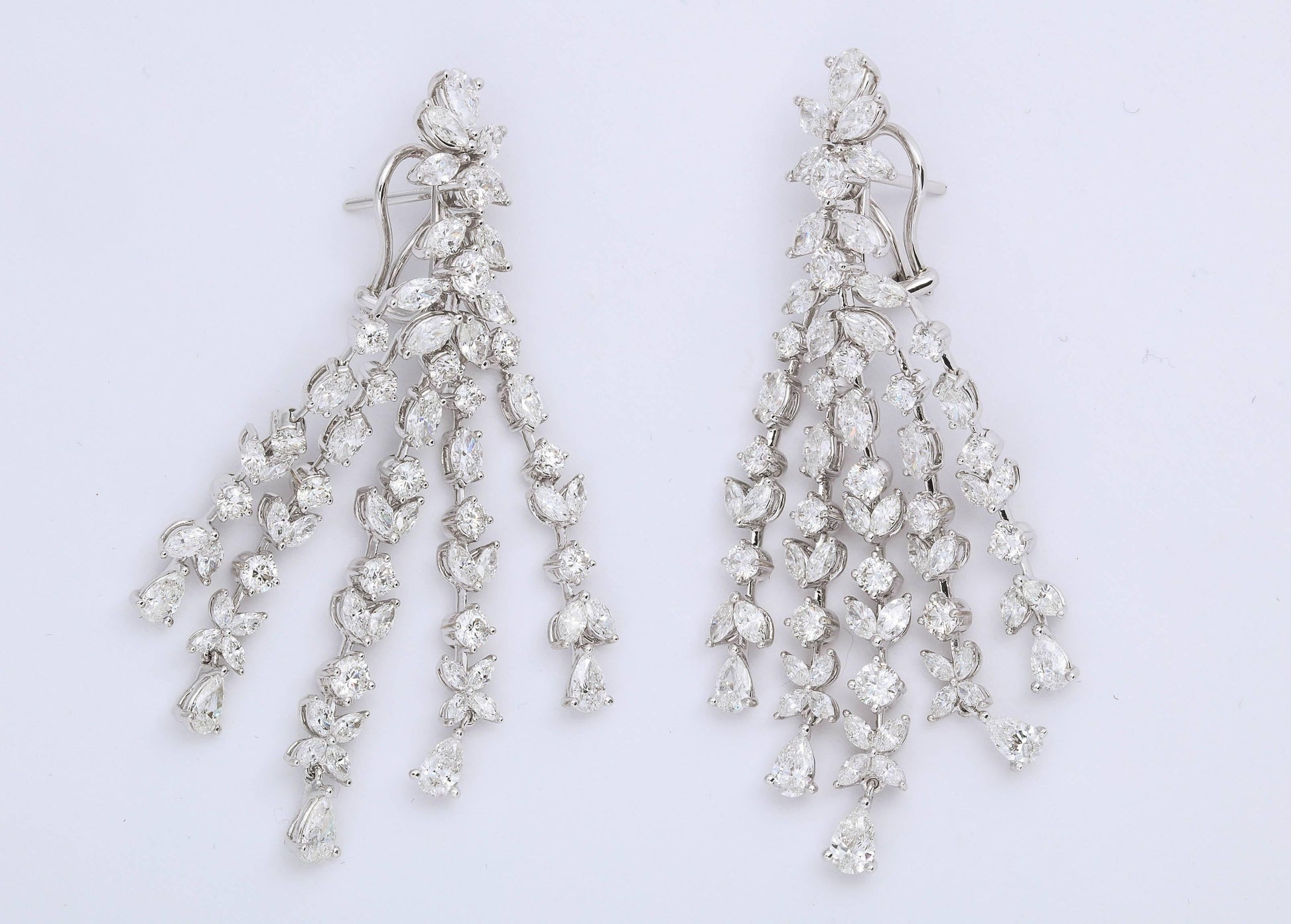 https://a.1stdibscdn.com/grand-diamond-chandelier-dangle-earrings-for-sale-picture-8/archivesE/upload/0/j_39735411520444508888/6R1A4068_master.jpg