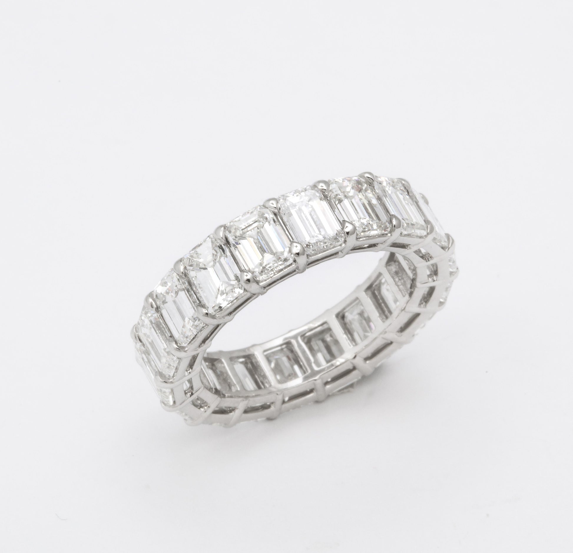 https://a.1stdibscdn.com/emerald-cut-diamond-eternity-band-for-sale-picture-3/j_415/1618934787723/6R1A4947_master.jpg