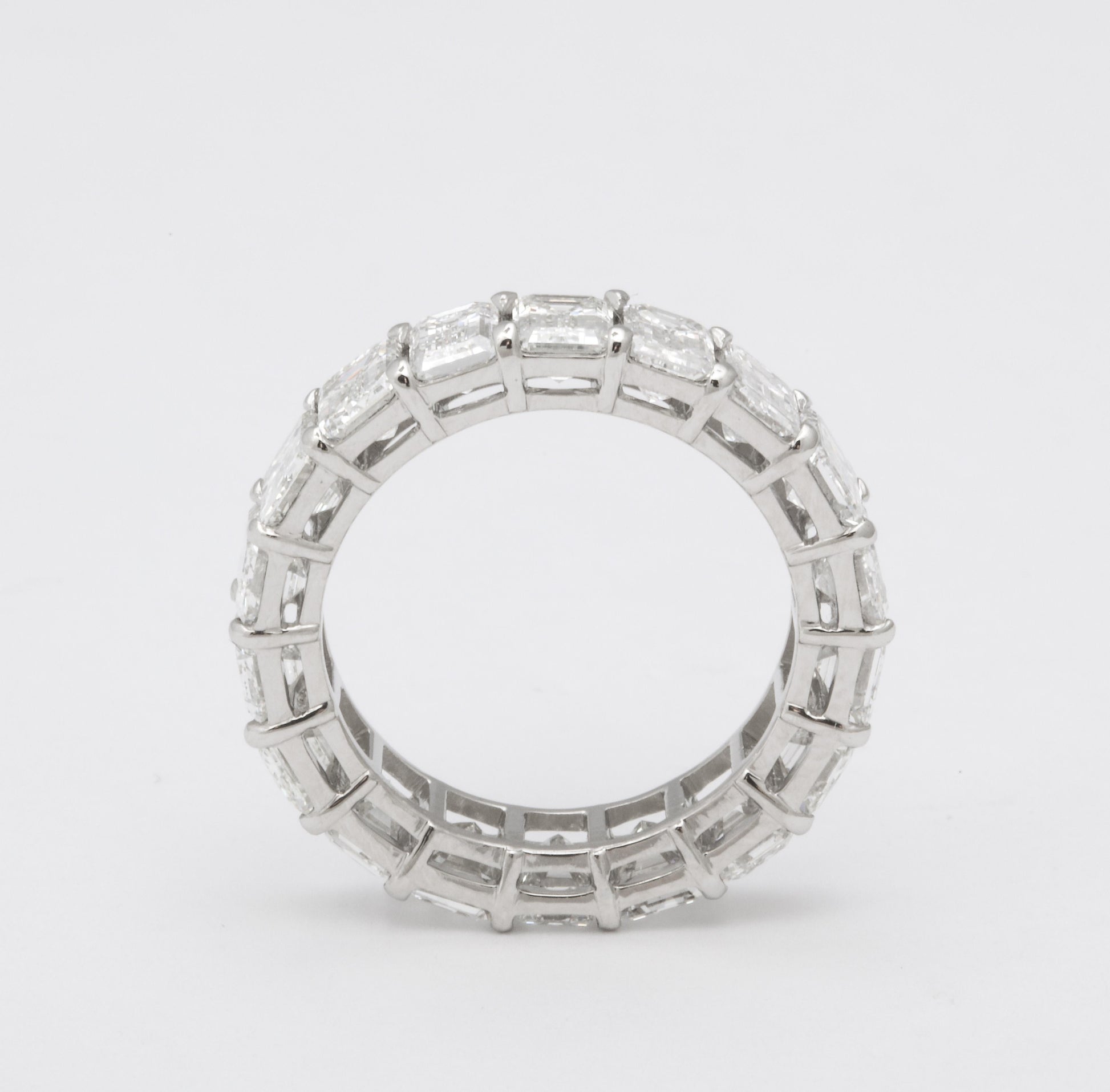 https://a.1stdibscdn.com/emerald-cut-diamond-eternity-band-for-sale-picture-4/j_415/1618934789948/6R1A4948_master.jpg