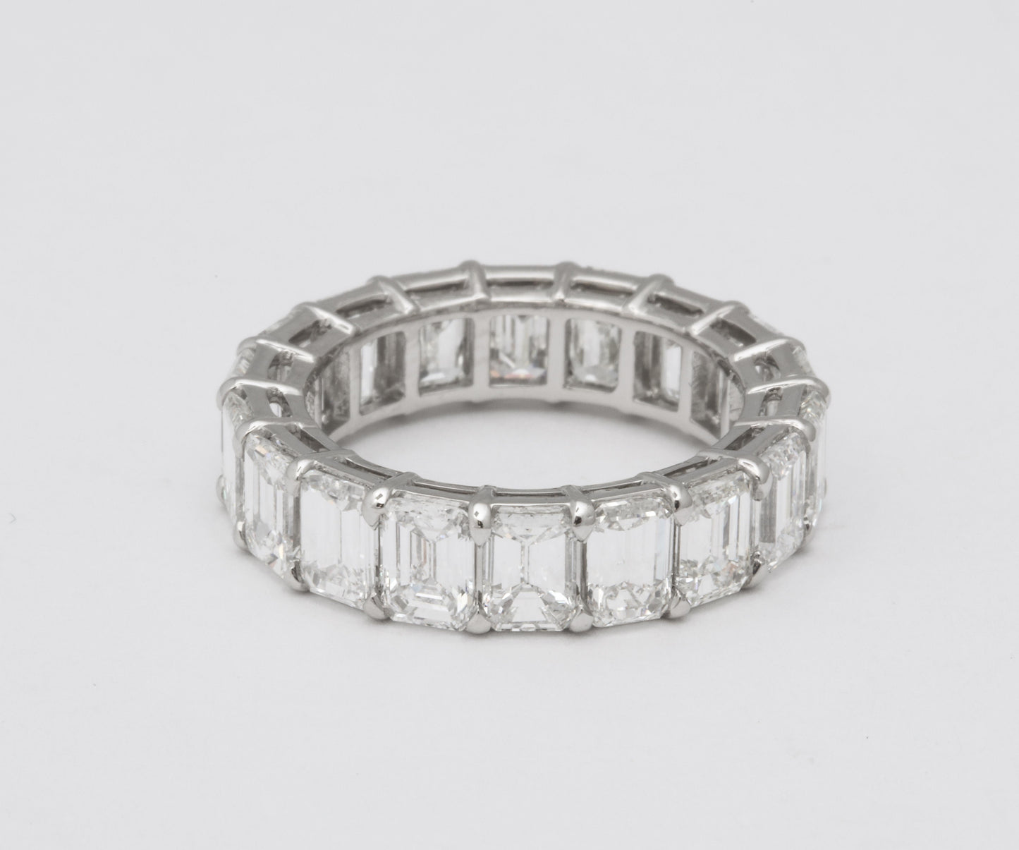 https://a.1stdibscdn.com/emerald-cut-diamond-eternity-band-for-sale-picture-7/j_415/1618934800535/6R1A4952_master.jpg