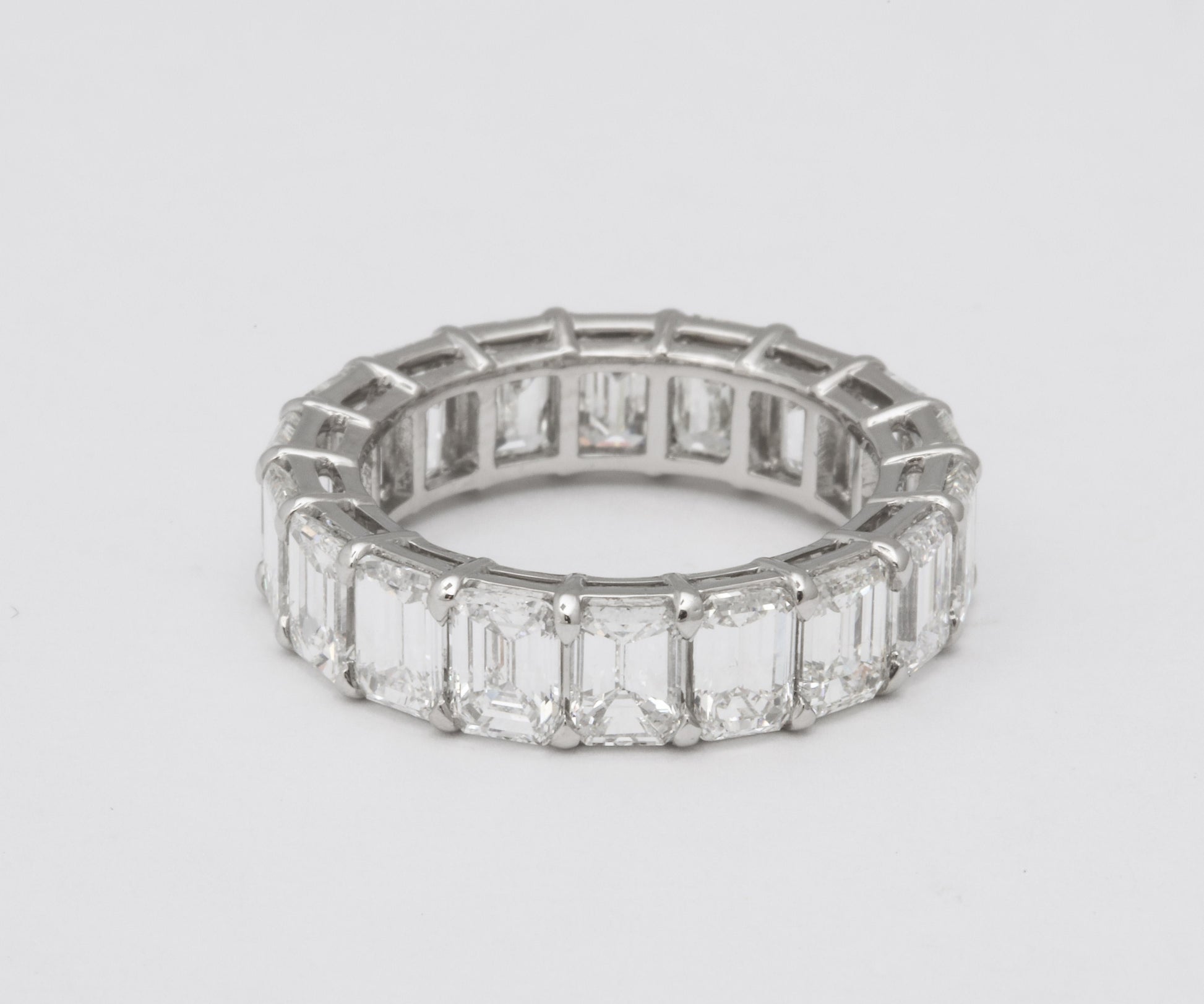 https://a.1stdibscdn.com/emerald-cut-diamond-eternity-band-for-sale-picture-7/j_415/1618934800535/6R1A4952_master.jpg