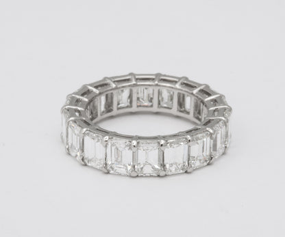 https://a.1stdibscdn.com/emerald-cut-diamond-eternity-band-for-sale-picture-7/j_415/1618934800535/6R1A4952_master.jpg