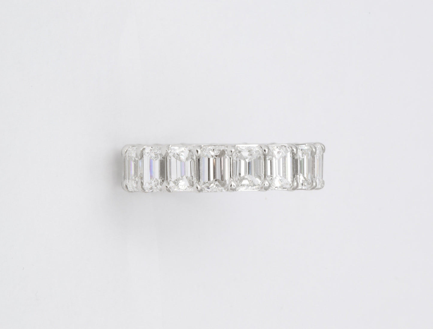 https://a.1stdibscdn.com/emerald-cut-diamond-eternity-band-for-sale-picture-8/j_415/1618934803052/6R1A4956_master.jpg
