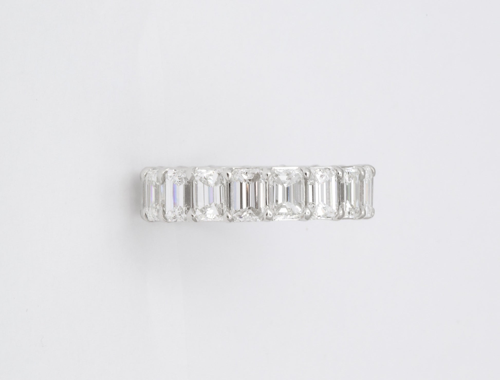 https://a.1stdibscdn.com/emerald-cut-diamond-eternity-band-for-sale-picture-8/j_415/1618934803052/6R1A4956_master.jpg