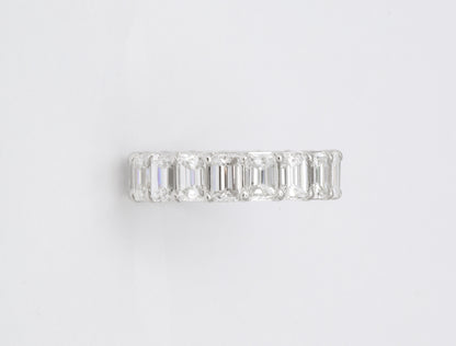 https://a.1stdibscdn.com/emerald-cut-diamond-eternity-band-for-sale-picture-8/j_415/1618934803052/6R1A4956_master.jpg