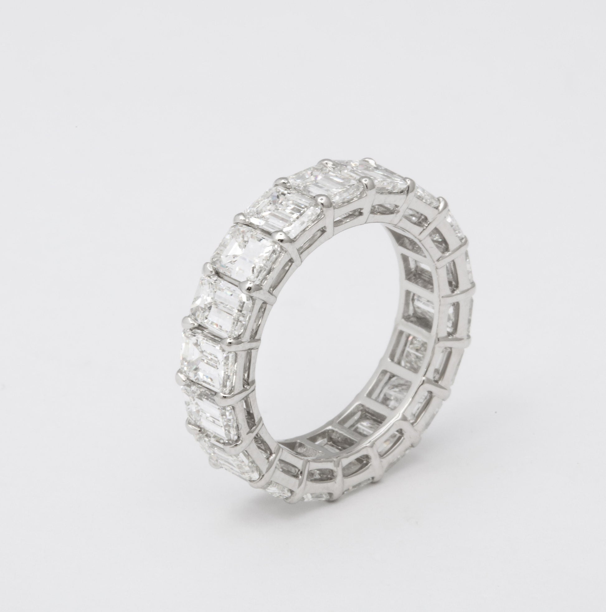 https://a.1stdibscdn.com/emerald-cut-diamond-eternity-band-for-sale-picture-9/j_415/1618934805280/6R1A4957_master.jpg