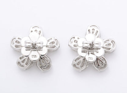 https://a.1stdibscdn.com/diamond-flower-earrings-for-sale-picture-6/j_415/1575403246642/6R1A5029_master.jpg?width=768