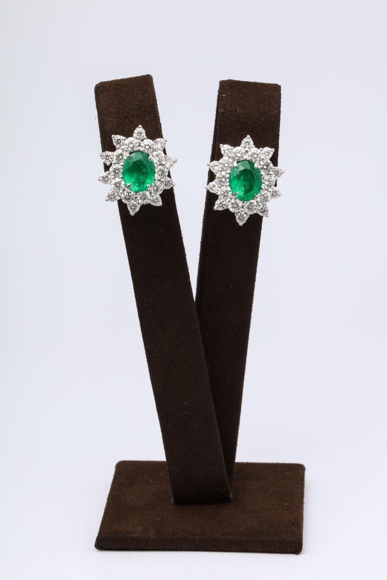 https://a.1stdibscdn.com/emerald-and-diamond-earrings-for-sale-picture-2/j_415/1575403442981/6R1A5049_master.jpg?width=768