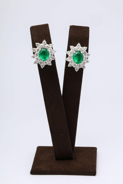 https://a.1stdibscdn.com/emerald-and-diamond-earrings-for-sale-picture-2/j_415/1575403442981/6R1A5049_master.jpg?width=768