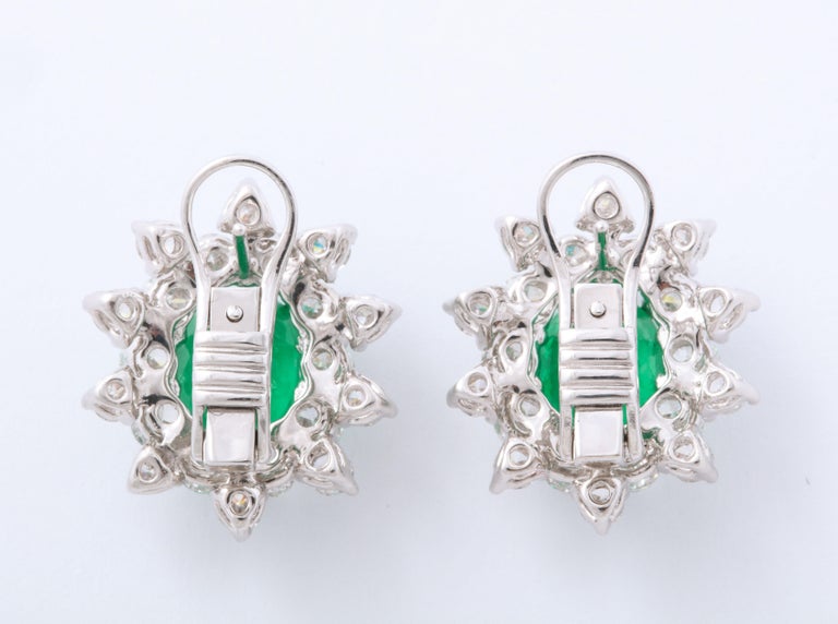 https://a.1stdibscdn.com/emerald-and-diamond-earrings-for-sale-picture-7/j_415/1575403457084/6R1A5054_master.jpg?width=768