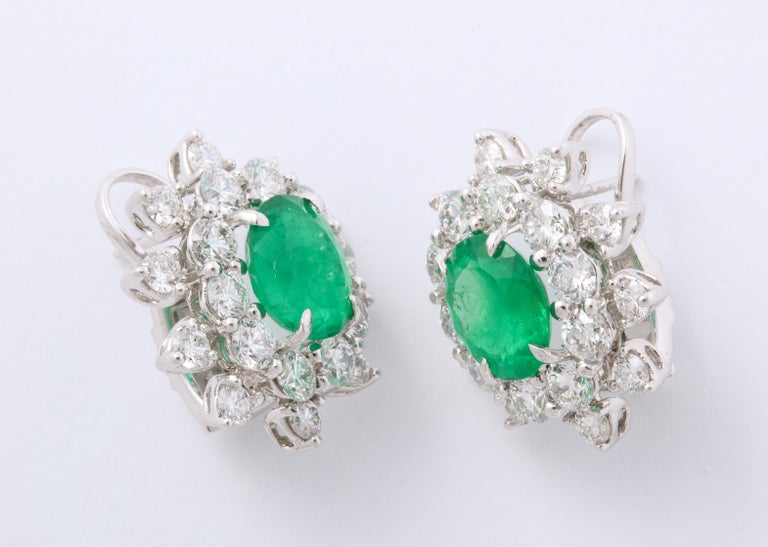 https://a.1stdibscdn.com/emerald-and-diamond-earrings-for-sale-picture-8/j_415/1575403474698/6R1A5055_master.jpg?width=768