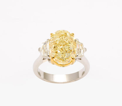https://a.1stdibscdn.com/6-carat-oval-yellow-diamond-ring-gia-certified-for-sale-picture-4/j_415/j_180650221672242089964/6R1A5232_master.jpg?width=768