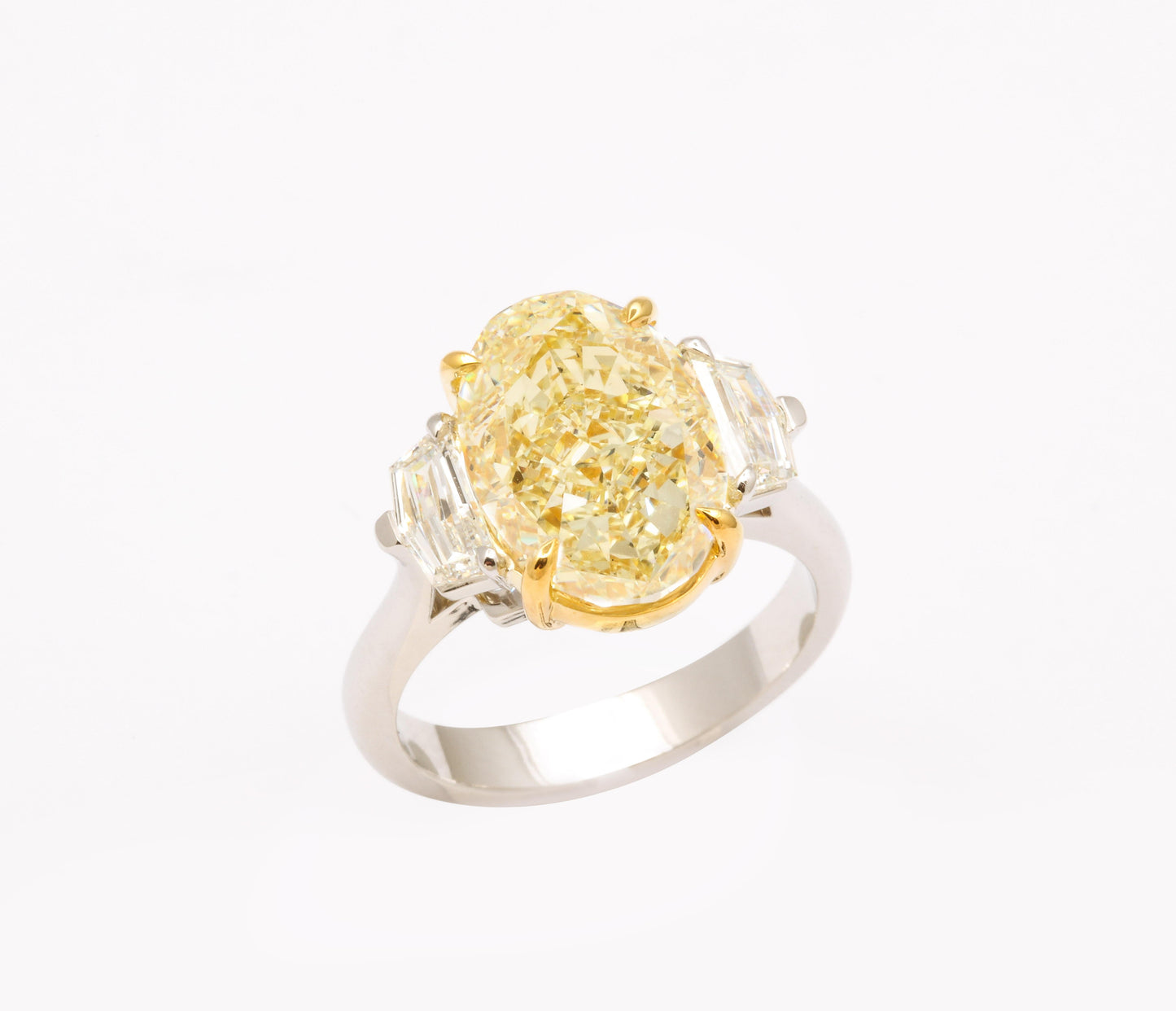 https://a.1stdibscdn.com/6-carat-oval-yellow-diamond-ring-gia-certified-for-sale-picture-5/j_415/j_180650221672242089879/6R1A5233_master.jpg