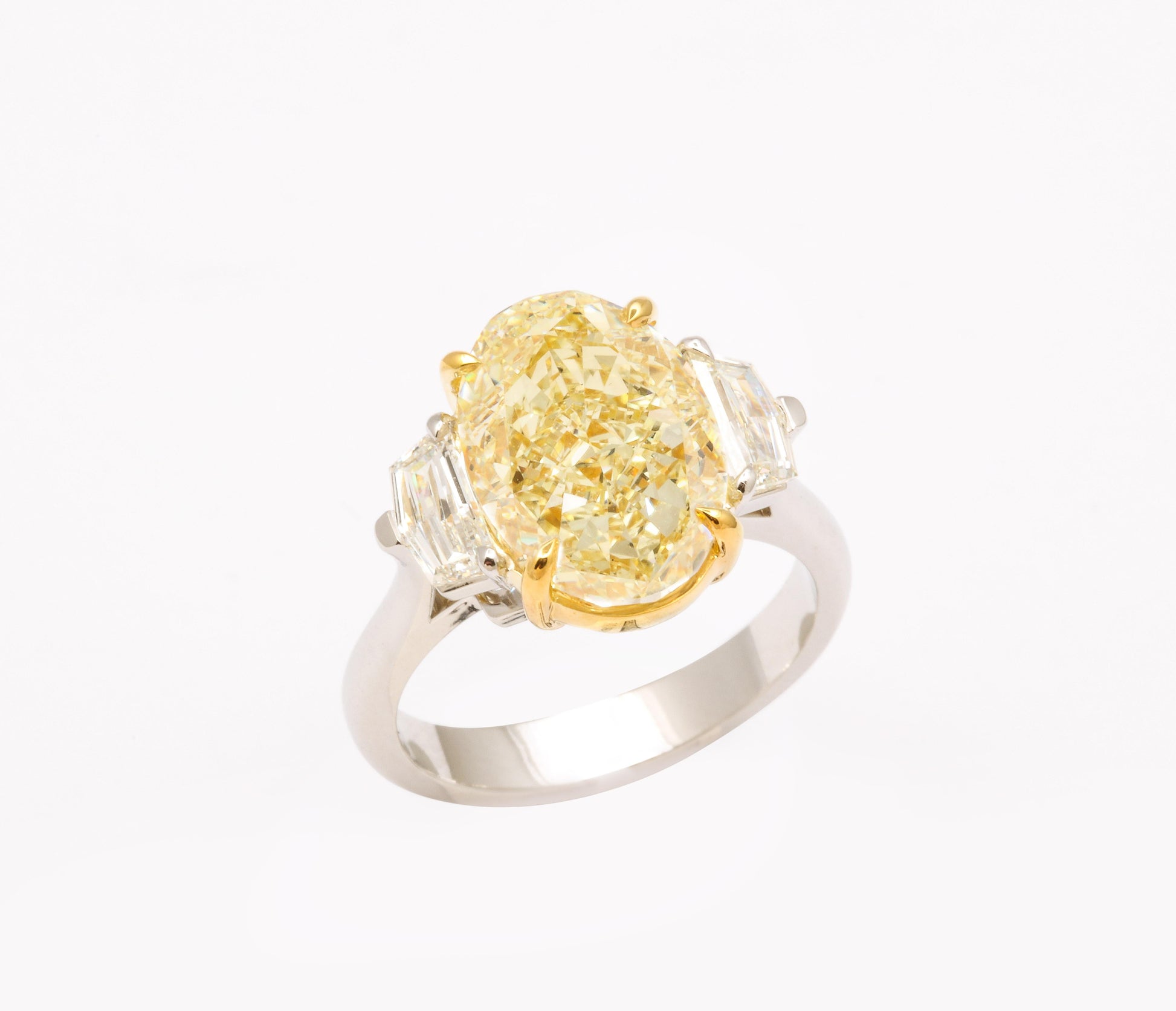 https://a.1stdibscdn.com/6-carat-oval-yellow-diamond-ring-gia-certified-for-sale-picture-5/j_415/j_180650221672242089879/6R1A5233_master.jpg