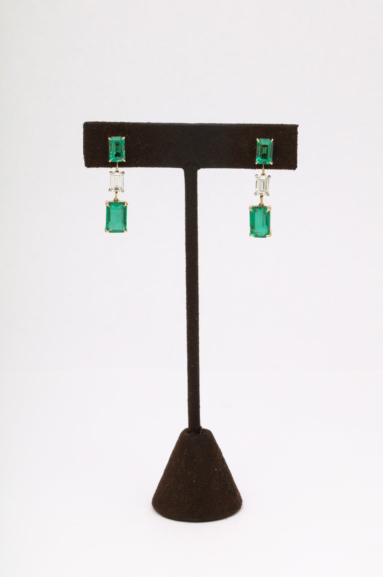 https://a.1stdibscdn.com/emerald-and-diamond-dangle-drop-earrings-for-sale-picture-3/j_415/j_180977921672758062572/6R1A5259_master.jpg?width=768
