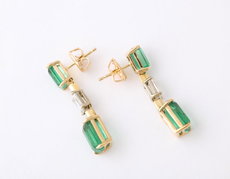 https://a.1stdibscdn.com/emerald-and-diamond-dangle-drop-earrings-for-sale-picture-6/j_415/j_180977921672758062023/6R1A5269_master.jpg?width=768