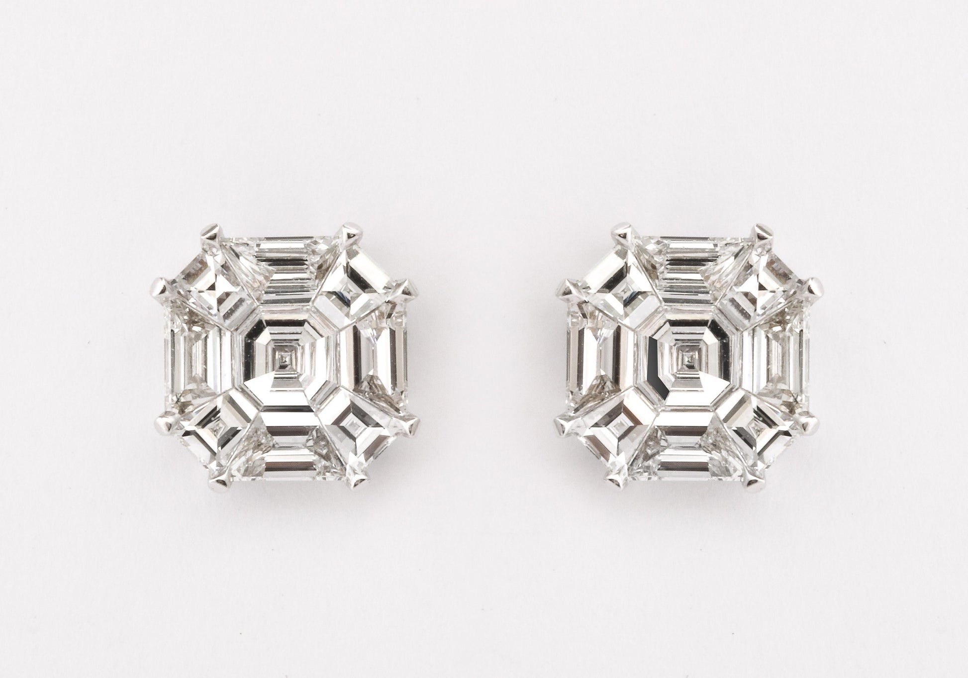 https://a.1stdibscdn.com/asscher-cut-stud-earrings-illusion-set-for-sale-picture-3/j_415/j_180651721672243246784/6R1A5311_master.jpg
