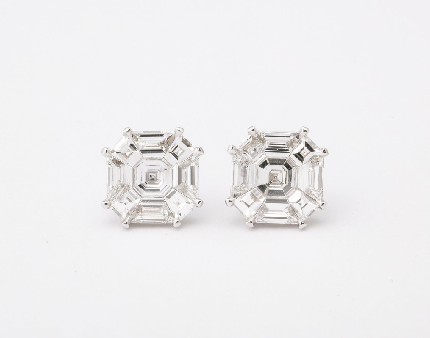 https://a.1stdibscdn.com/asscher-cut-stud-earrings-illusion-set-for-sale-picture-5/j_415/j_180651721672243242946/6R1A5314_master.jpg