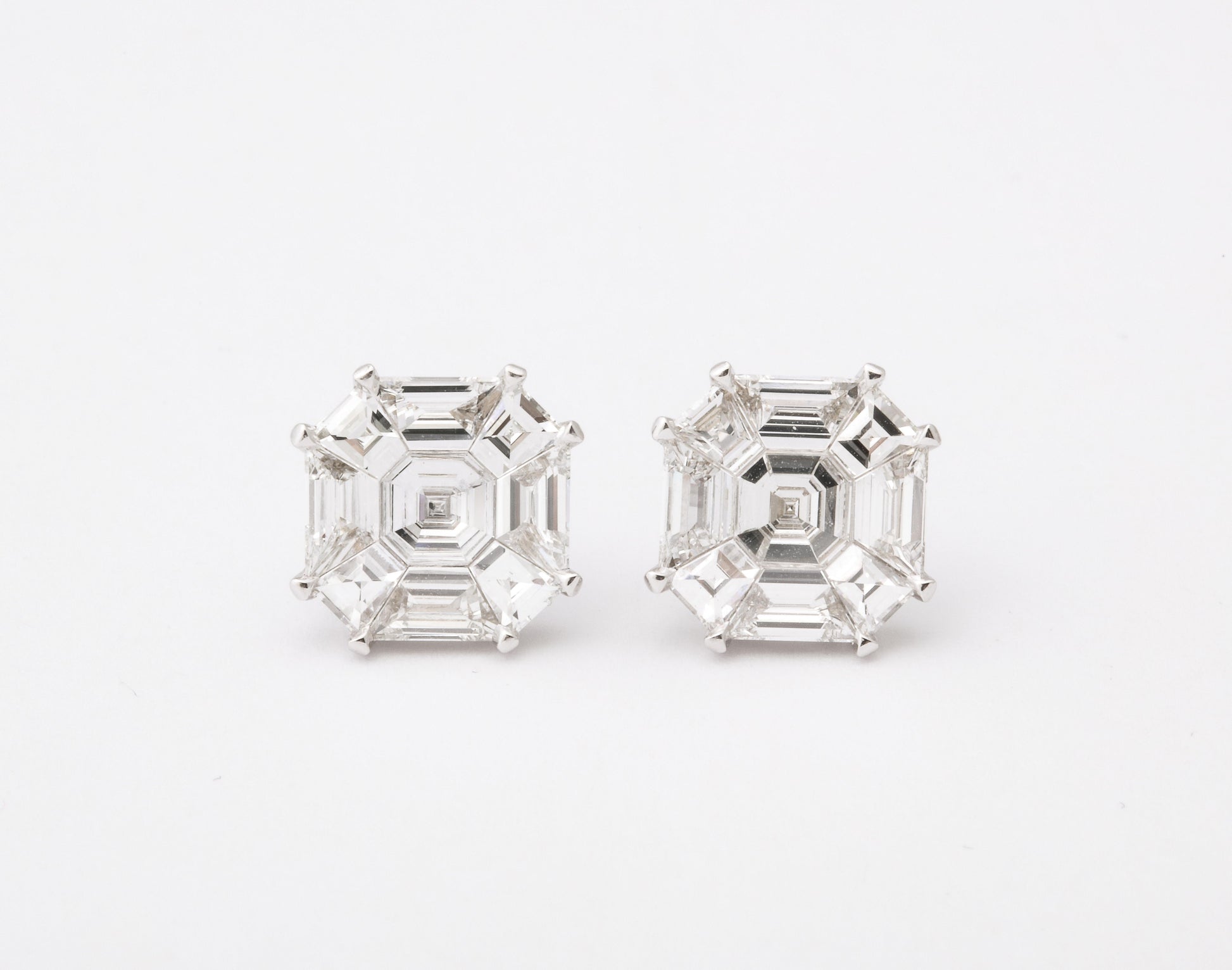 https://a.1stdibscdn.com/asscher-cut-stud-earrings-illusion-set-for-sale-picture-5/j_415/j_180651721672243242946/6R1A5314_master.jpg
