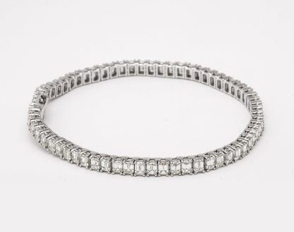 https://a.1stdibscdn.com/emerald-cut-diamond-tennis-bracelet-for-sale-picture-4/j_415/j_180730121672327435127/6R1A5342_master.jpg?width=768