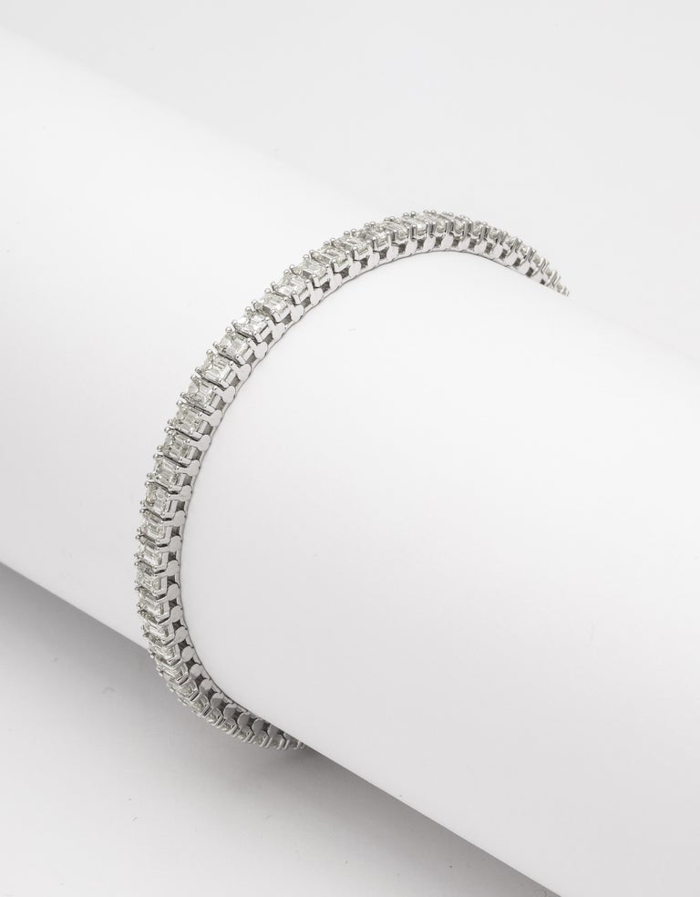 https://a.1stdibscdn.com/emerald-cut-diamond-tennis-bracelet-for-sale-picture-5/j_415/j_180730121672327434633/6R1A5347_master.jpg?width=768