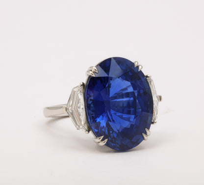 https://a.1stdibscdn.com/20-carat-blue-sapphire-ring-for-sale-picture-4/j_415/j_192000421683552279113/6R1A5430_master.jpg