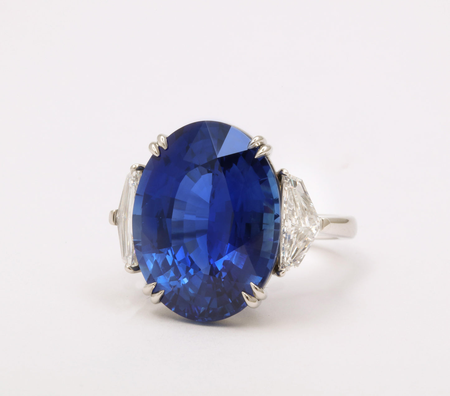 https://a.1stdibscdn.com/20-carat-blue-sapphire-ring-for-sale-picture-8/j_415/j_192000421683552276093/6R1A5434_master.jpg