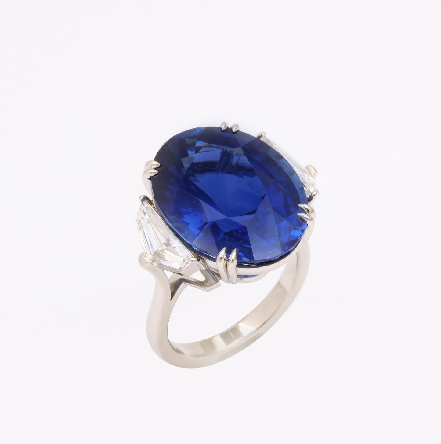 https://a.1stdibscdn.com/20-carat-blue-sapphire-ring-for-sale-picture-9/j_415/j_192000421683552275772/6R1A5437_master.jpg
