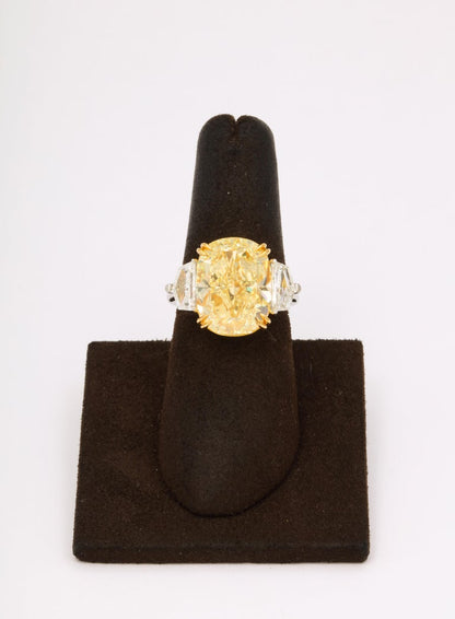 https://a.1stdibscdn.com/10-carat-fancy-yellow-diamond-ring-for-sale-picture-2/j_415/j_194448221685540807643/6R1A5461_master.jpg?width=768