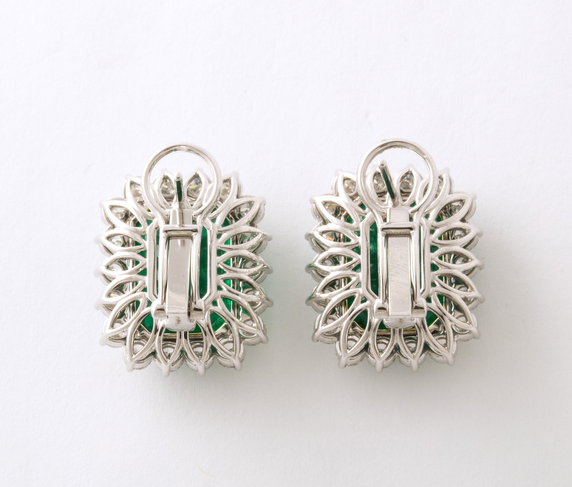 https://a.1stdibscdn.com/vivid-green-emerald-and-diamond-earrings-for-sale-picture-7/j_415/j_204050621695135813950/6R1A5585_master.jpg
