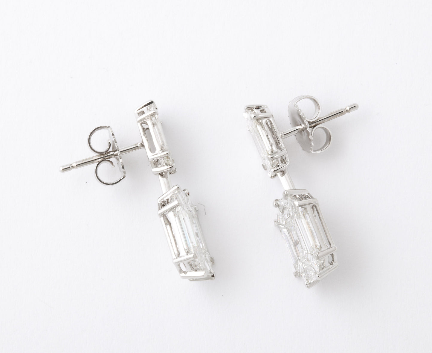 https://a.1stdibscdn.com/emerald-cut-illusion-diamond-dangle-drop-earring-for-sale-picture-6/j_415/j_174040221666970802140/6R1A5989_master.jpg