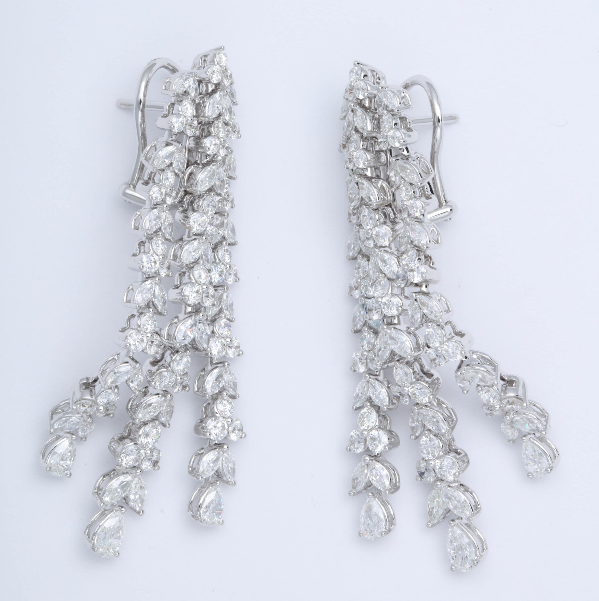 https://a.1stdibscdn.com/diamond-dangle-earrings-for-sale-picture-6/0/j_48414031535730225086/6R1A6065_master.jpg