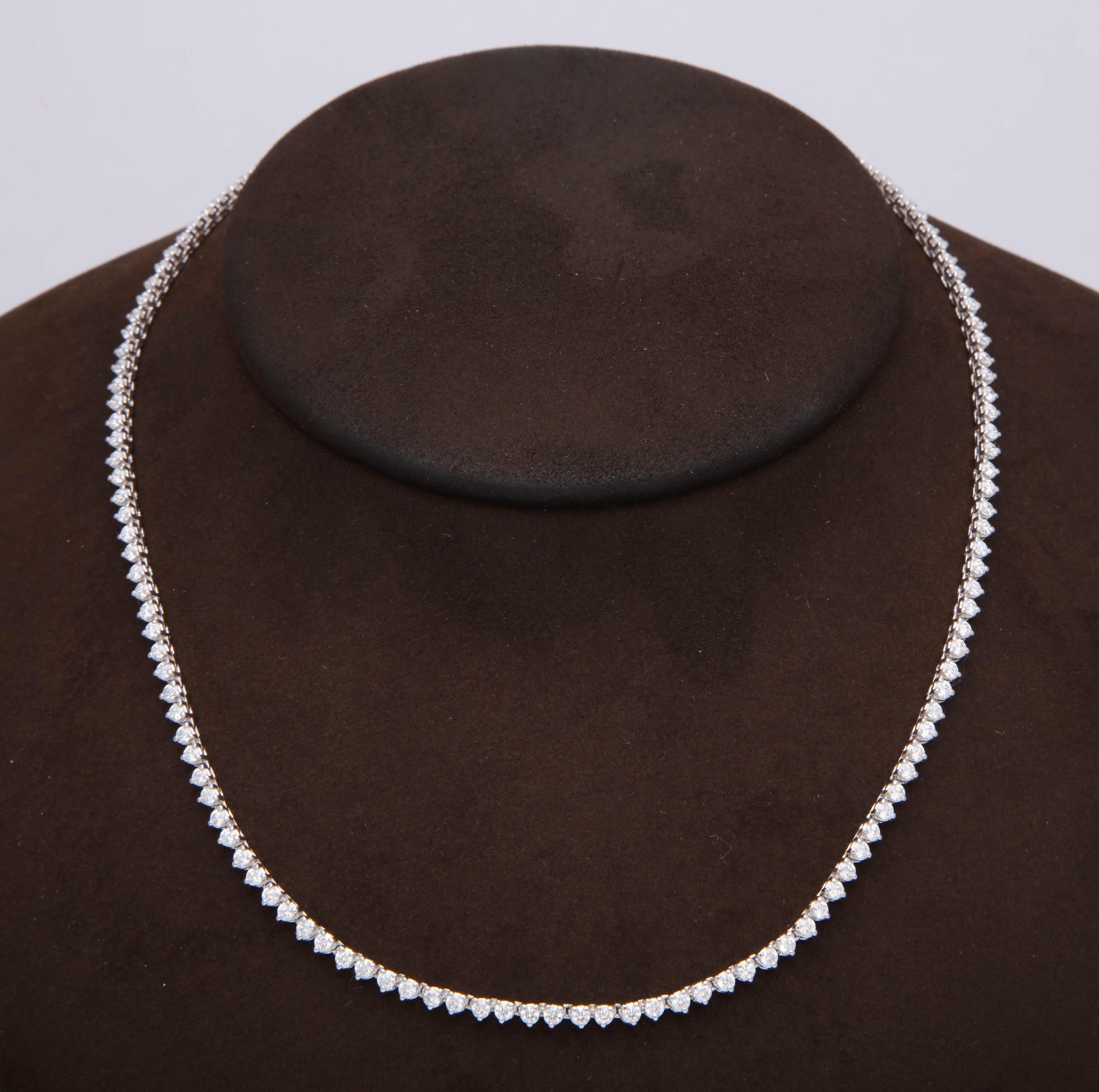 https://a.1stdibscdn.com/diamond-choker-tennis-necklace-for-sale-picture-2/j_415/j_108051721605200387700/6R1A6538_master.jpg