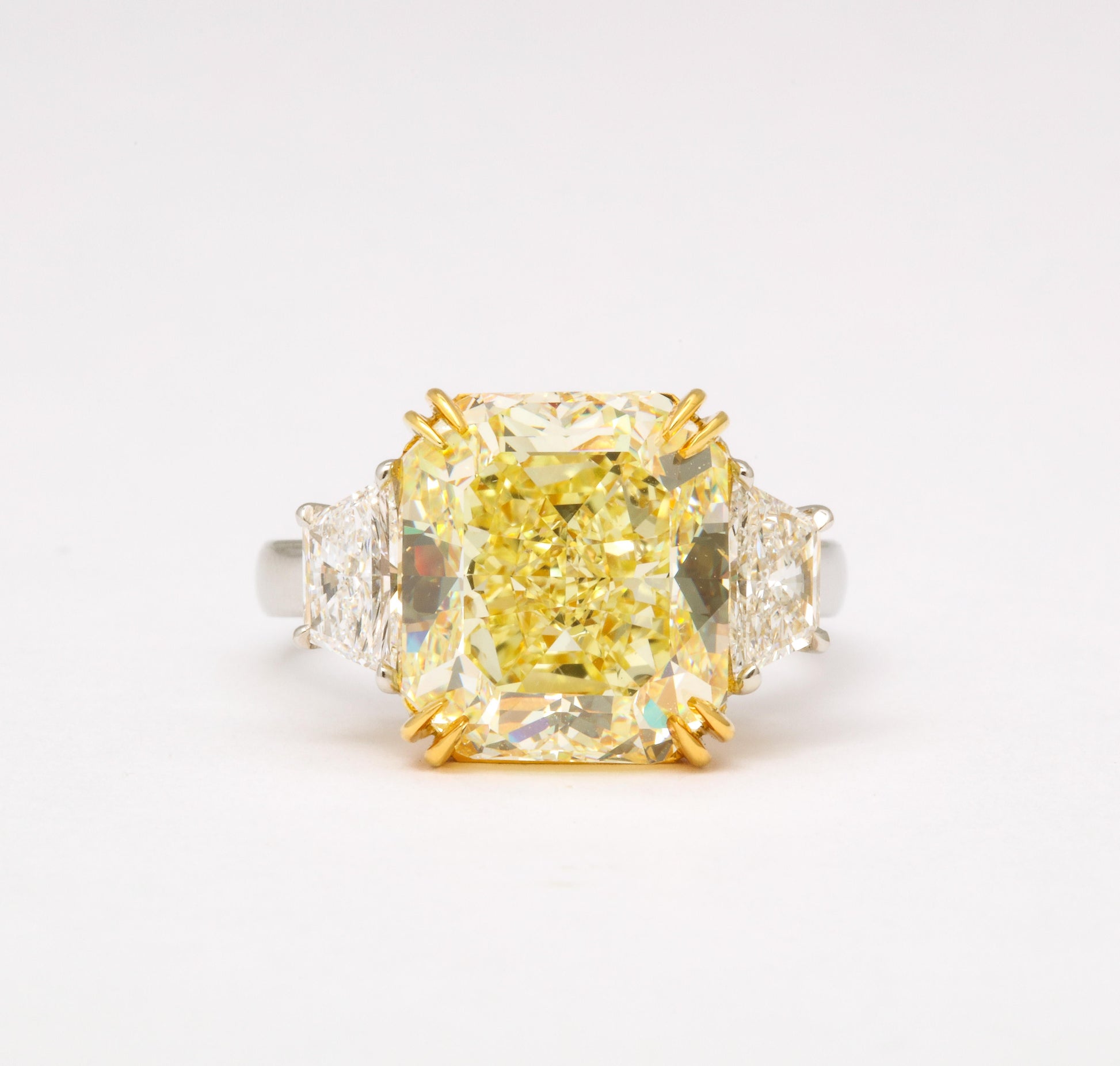 https://a.1stdibscdn.com/8-carat-fancy-yellow-diamond-ring-for-sale-picture-3/j_415/j_154957721650390973102/6R1A6635_master.jpg