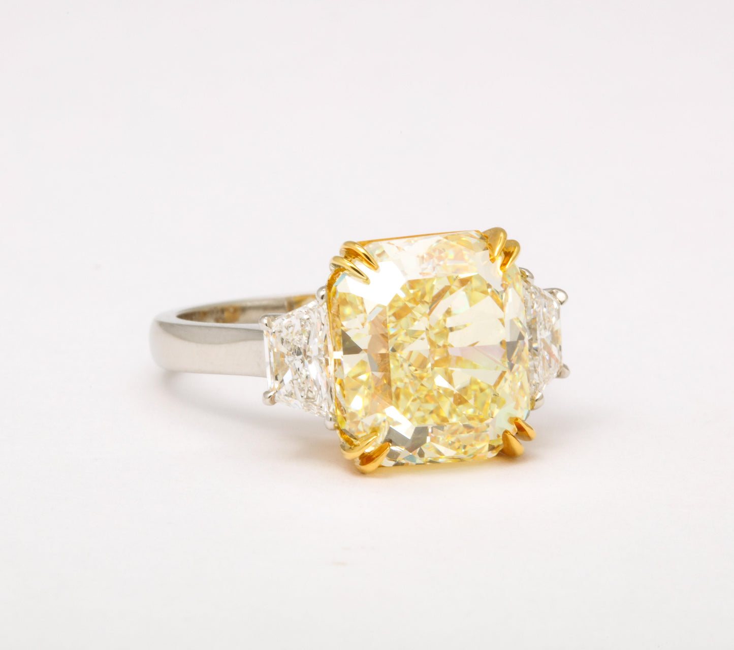 https://a.1stdibscdn.com/8-carat-fancy-yellow-diamond-ring-for-sale-picture-4/j_415/j_154957721650390973235/6R1A6636_master.jpg