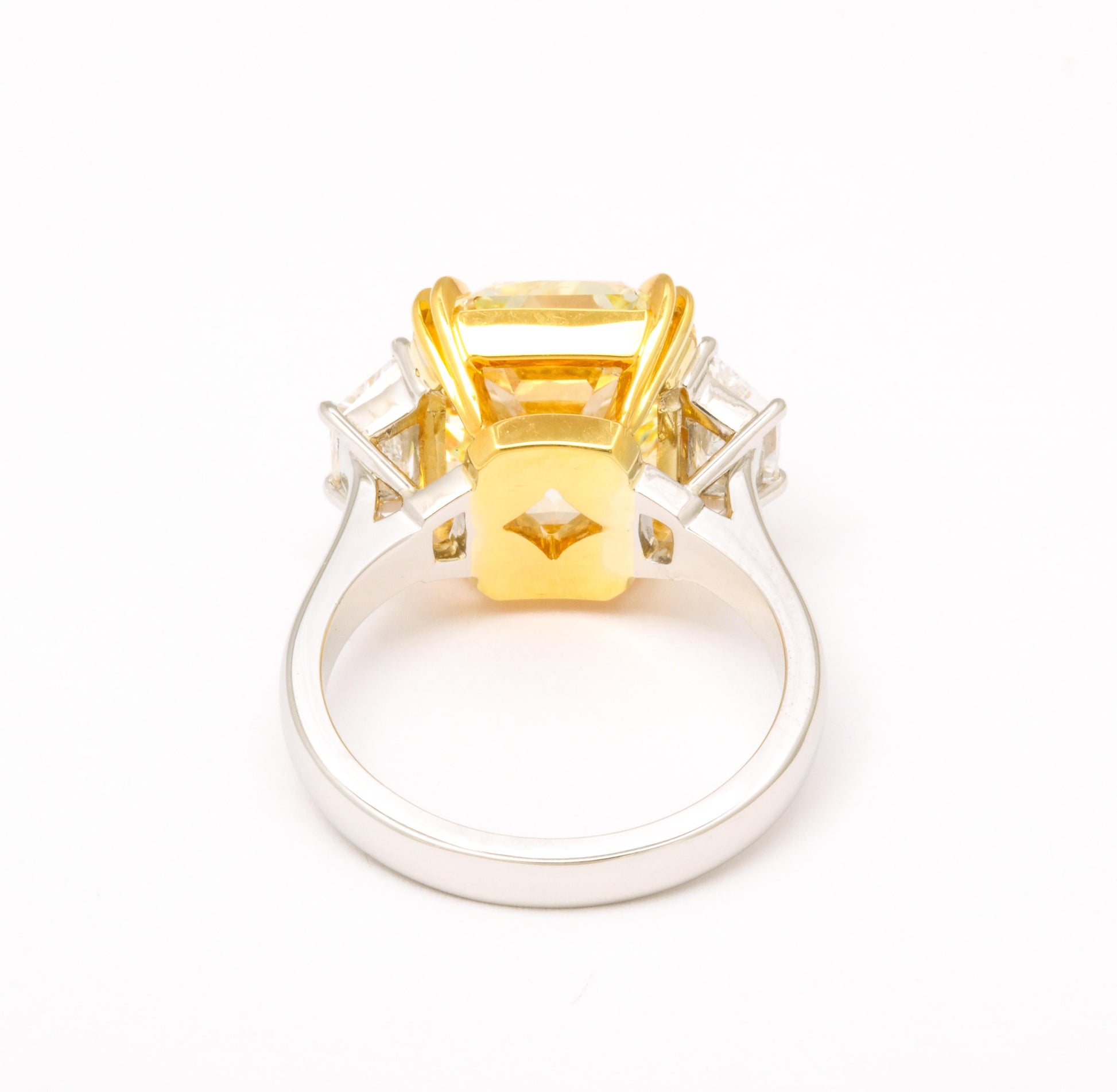 https://a.1stdibscdn.com/8-carat-fancy-yellow-diamond-ring-for-sale-picture-6/j_415/j_154957721650390973094/6R1A6639_master.jpg