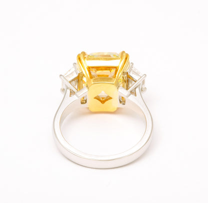 https://a.1stdibscdn.com/8-carat-fancy-yellow-diamond-ring-for-sale-picture-6/j_415/j_154957721650390973094/6R1A6639_master.jpg