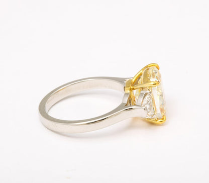 https://a.1stdibscdn.com/5-carat-yellow-diamond-ring-for-sale-picture-4/j_415/j_154958521650391212979/6R1A6660_master.jpg?width=768
