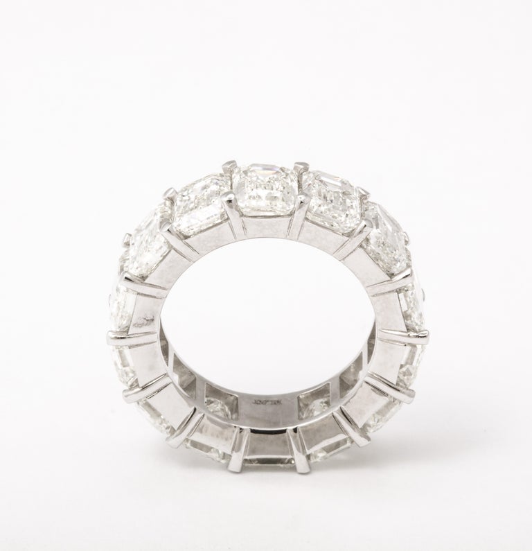 https://a.1stdibscdn.com/1420-carat-emerald-cut-diamond-eternity-band-for-sale-picture-4/j_415/j_155225321650555812726/6R1A6671_master.jpg?width=768