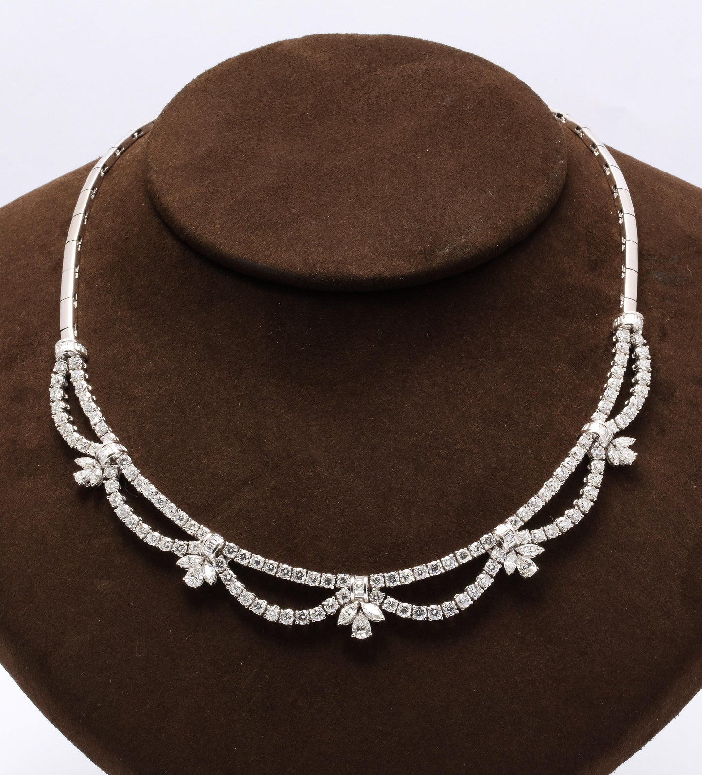 https://a.1stdibscdn.com/diamond-necklace-for-sale-picture-7/j_415/1612551866609/6R1A6897_master.jpg