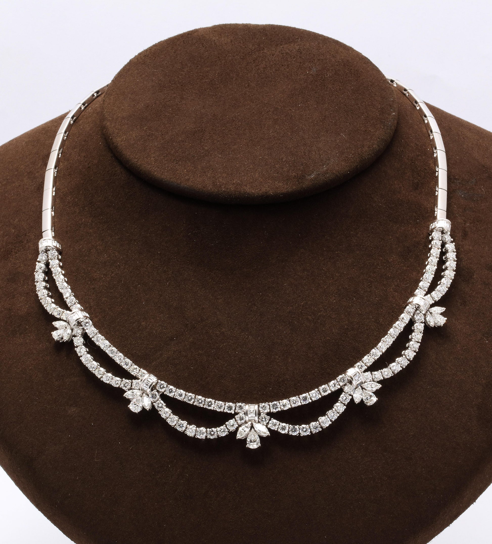 https://a.1stdibscdn.com/diamond-necklace-for-sale-picture-7/j_415/1612551866609/6R1A6897_master.jpg