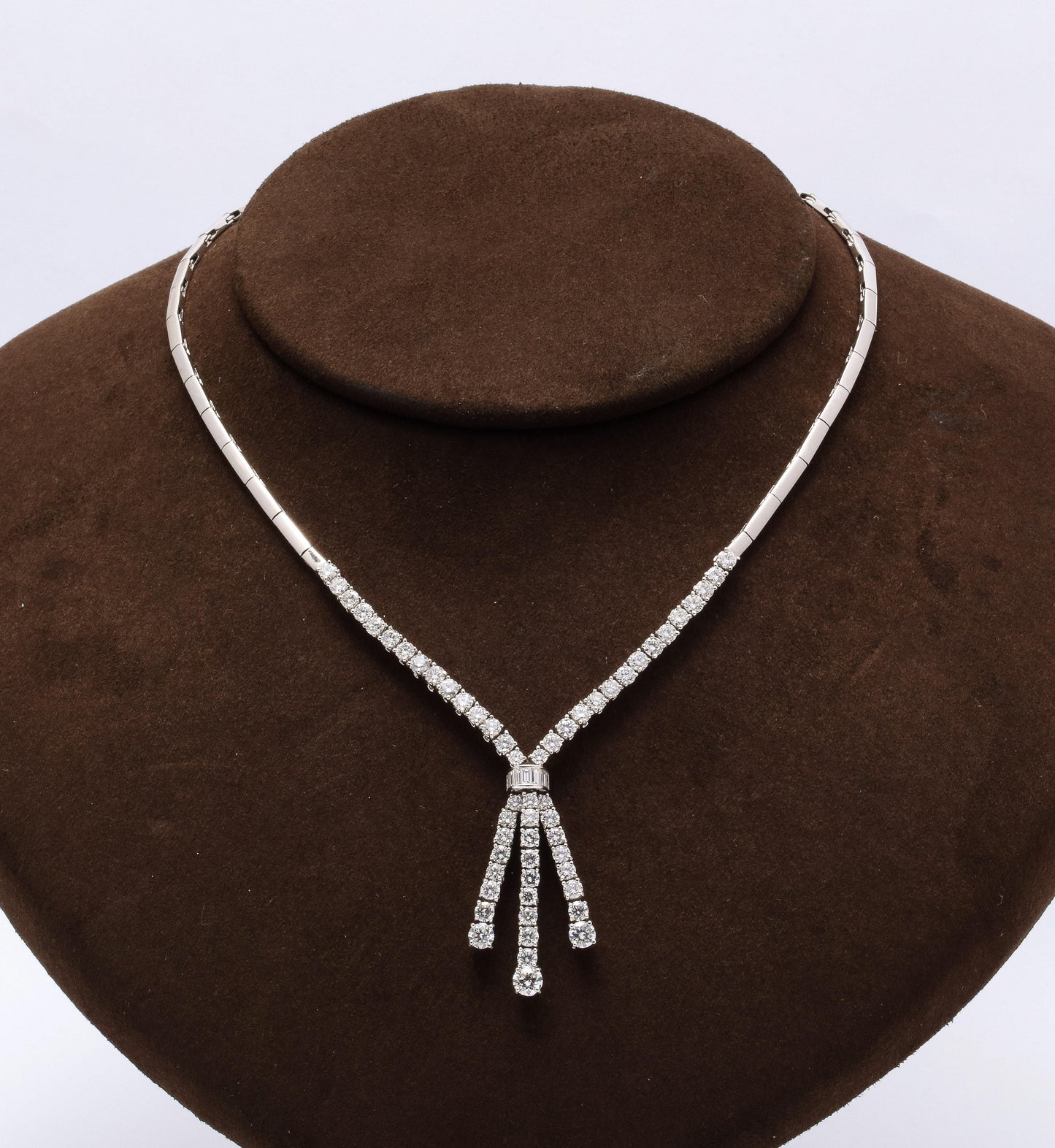 https://a.1stdibscdn.com/diamond-drop-necklace-for-sale-picture-7/j_415/1612551956016/6R1A6910_master.jpg